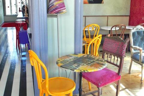 Ρόδι, καφέ, μπαρ, μαγαζιωτίσσης 1, Χίος, Rodi, cafe-bar, rennovation, vintage, pop, stripes, black and white, yellow, chair Ρόδι, καφέ, μπαρ, μαγαζιωτίσσης 1, Χίος, Rodi, cafe-bar, rennovation, vintage, pop, stripes, black and white, yellow, chair
