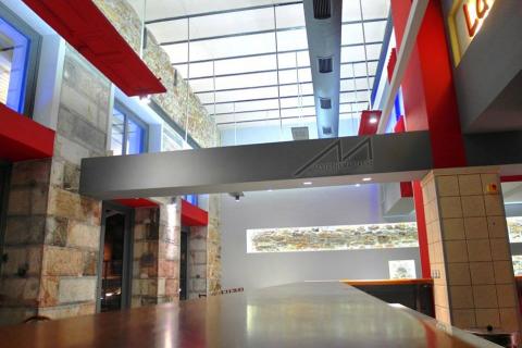 la bussola, pizza, restaurant, εστιατόριο, πιτσαρία, λεωφόρος αιγαίου, χίος, interior design, led, stripes, wood, πατητή τσιμεντοκονία la bussola, pizza, restaurant, εστιατόριο, πιτσαρία, λεωφόρος αιγαίου, χίος, interior design, led, stripes, wood, πατητή τσιμεντοκονία