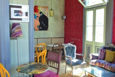 Ρόδι, καφέ, μπαρ, μαγαζιωτίσσης 1, Χίος, Rodi, cafe-bar, rennovation, vintage, pop, stripes, black and white, yellow, chair